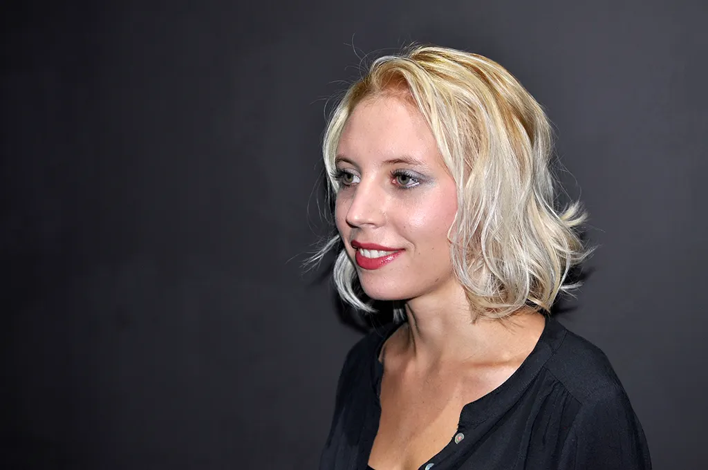 Weich gestylte blonde Frisur im Profil