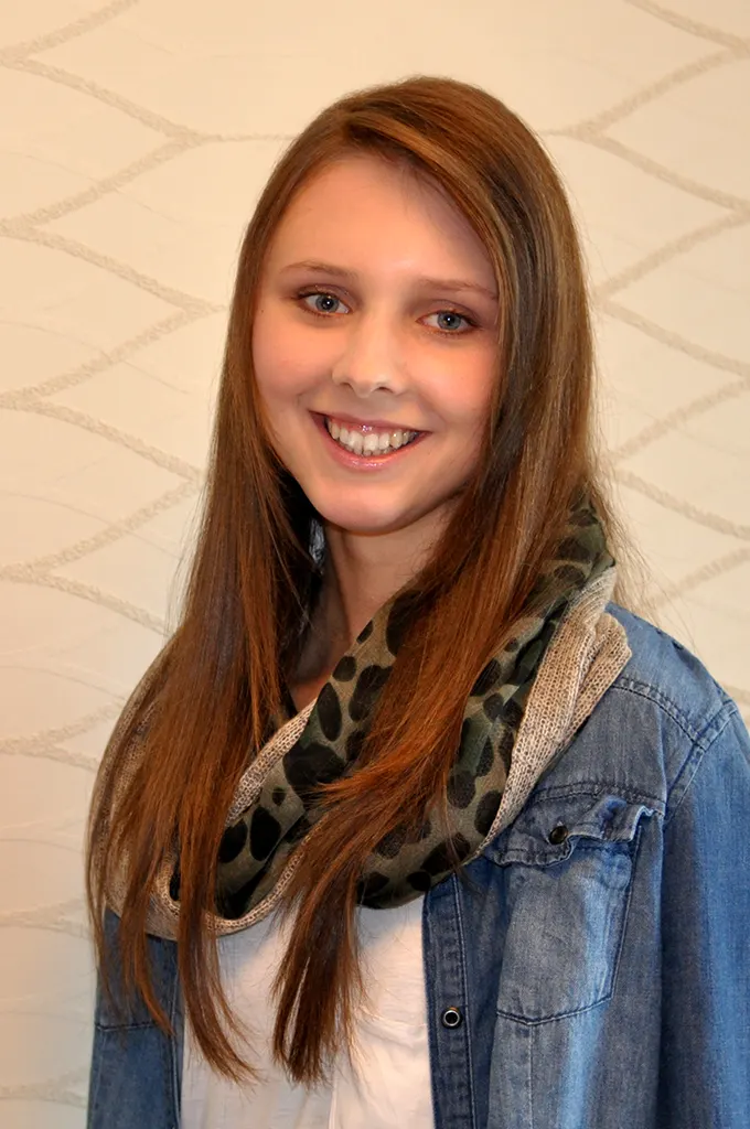 Langes kupferbraunes Haar nach dem Styling